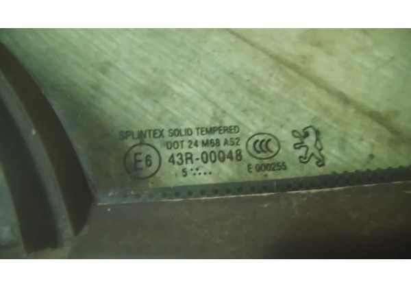 Скло кутове правої передньої дверки Peugeot 307 SW, 05-08